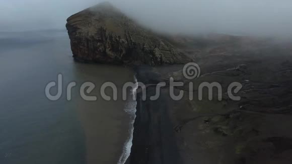 悬崖和黑色海滩的景色与停留的波浪安德列夫视频的预览图