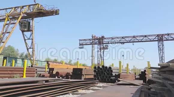 带金属的大型仓库全景带龙门吊和货运列车的仓库全景视频的预览图