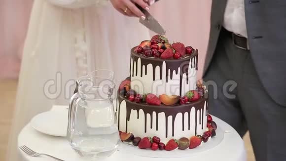 在婚礼派对上切婚礼蛋糕视频的预览图
