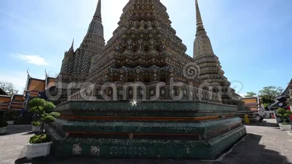 正宗的泰国建筑与蓝天下视频的预览图
