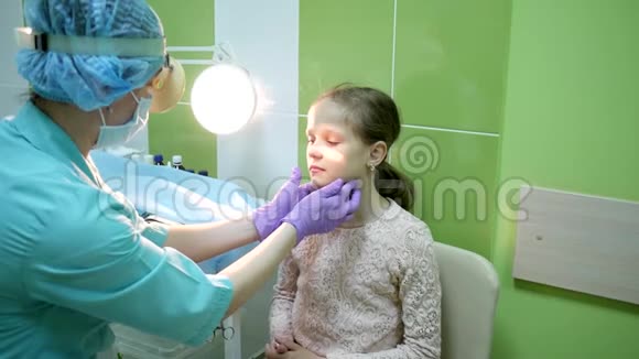 硬件治疗程序医疗中心生病的孩子医院治疗医生治疗病人治疗耳鼻喉科视频的预览图