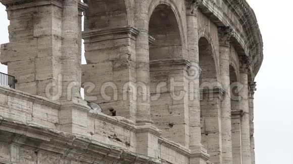 意大利罗马历史建筑圆形剧场体育馆古色古香的灰色柱子视频的预览图