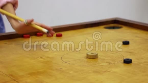 朋友玩旋转木马桌上游戏女孩得分得分闲暇时间视频的预览图