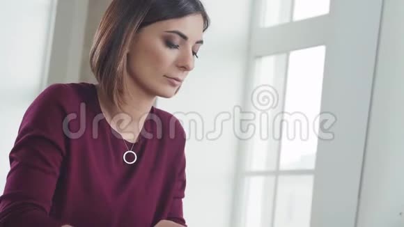 漂亮的女人在办公室工作很快就在键盘上打字视频的预览图