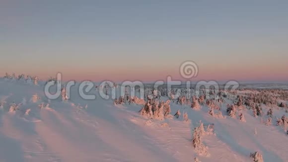 夕阳下白雪皑皑的大自然视频的预览图