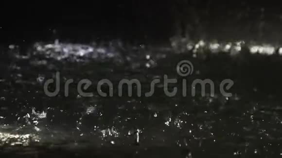 雨滴落在地上镇上倾盆大雨泼水傍晚时分视频的预览图