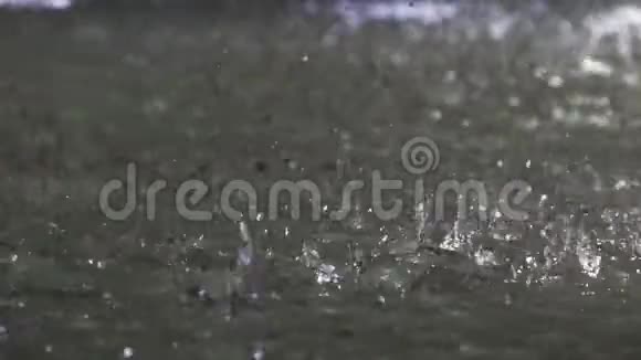夏季倾盆大雨雨滴在露天水池中溅起水花动作缓慢视频的预览图