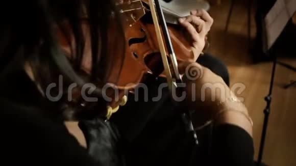 拉小提琴视频的预览图