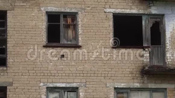 旧的被遗弃的公寓街区城市衰败概念视频的预览图