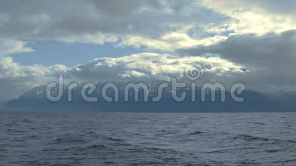 瑞士阿尔卑斯山的暴风雨天气厚厚的云层覆盖着天空湖水飞溅视频的预览图