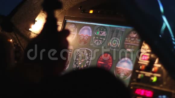 飞行细节显示在控制面板飞机起飞照明跑道视频的预览图