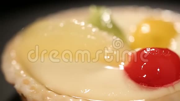 高糖的光泽蛋糕用罐装水果装饰不健康的甜点视频的预览图