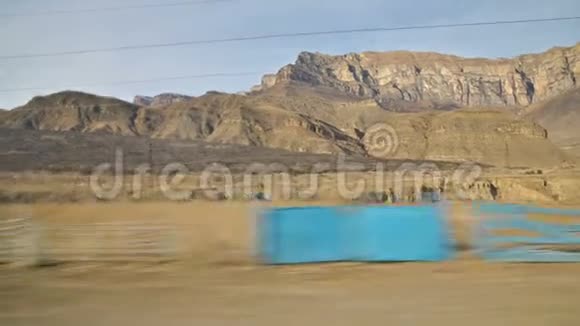 从坐着的乘客面前的侧窗可以看到高加索山脉的美丽景色视频的预览图
