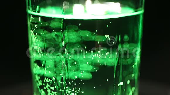 玻璃中的碳酸甜饮料起泡的绿色苏打水对健康有害视频的预览图