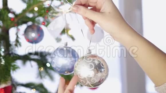 女人装饰窗户边的圣诞树慢动作3840x2160视频的预览图