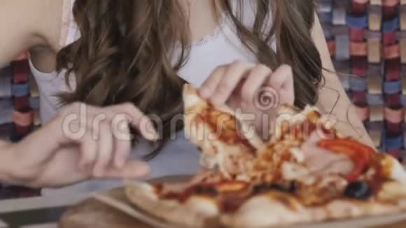 在咖啡馆里吃披萨的漂亮女孩的特写照片慢慢地视频的预览图