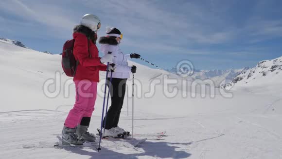 滑雪者在山谷看到了有趣的东西并互相展示视频的预览图