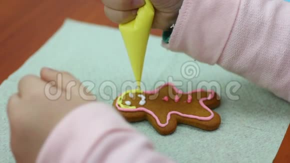 在烘焙学校用釉装饰姜饼的儿童兴趣爱好视频的预览图
