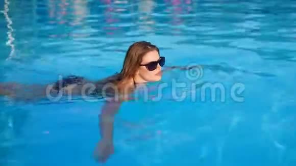 女人独自在游泳池里游泳视频的预览图