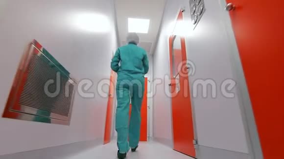 科学家进入实验室制药工人走白色走廊视频的预览图