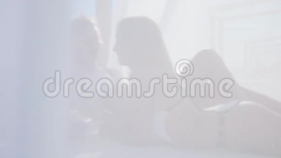 天堂岛上的暑假平房上白色窗帘的漂亮女孩手里拿着椰子视频的预览图