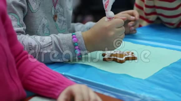 小女孩用彩釉装饰姜饼烘焙工艺手工制作视频的预览图