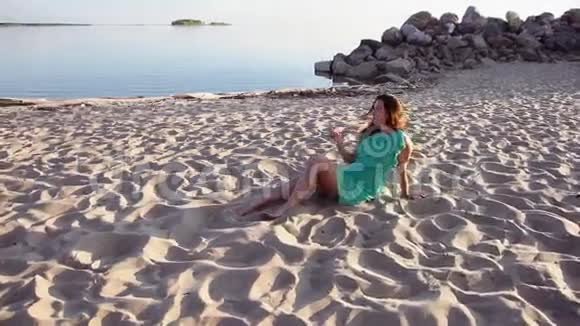 总体计划女人在海滩上晒日光浴和玩头发视频的预览图