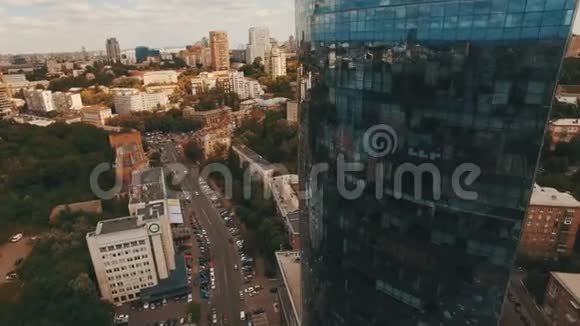 老城区中部现代商业中心的空中镜头视频的预览图