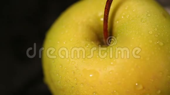 有机绿苹果覆盖水滴清爽多汁水果健康饮食视频的预览图
