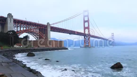 金门大桥在雾中的时间从4K以下视频的预览图