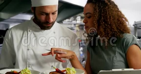 厨师携带餐盘与餐厅经理互动视频的预览图