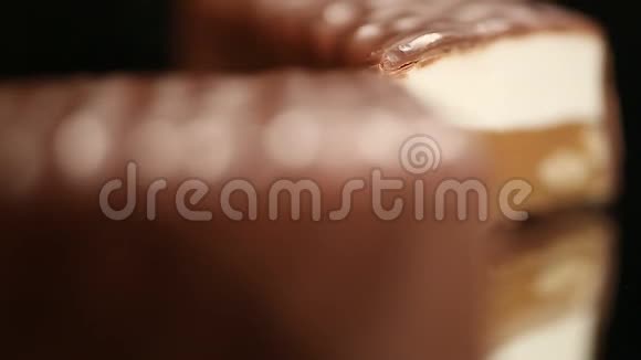 美味的焦糖和坚果棒上面有巧克力釉糖果店视频的预览图