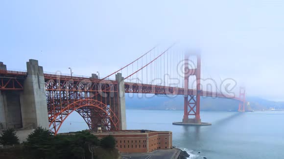 金门大桥在雾蒙蒙的天气下的时间视频的预览图