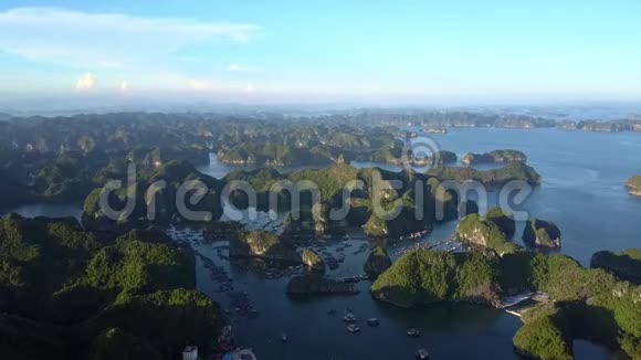 带落基群岛和日落天空的平静海湾视频的预览图