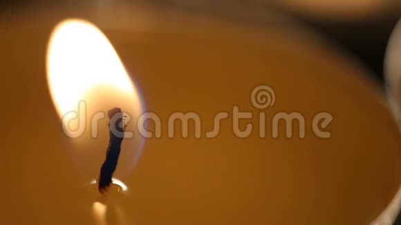 装饰香味蜡烛燃烧在酒店水疗中心散发香气视频的预览图