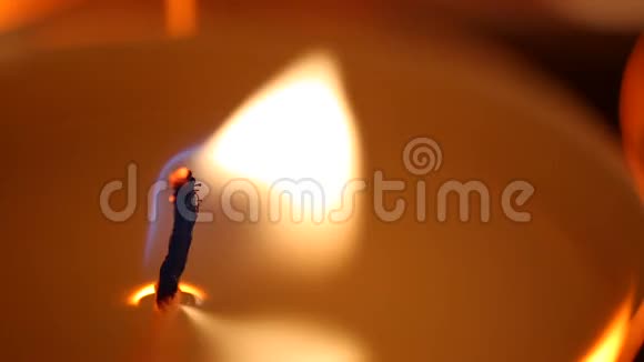 蜡烛火焰受大风影响面对问题奋力克服问题视频的预览图