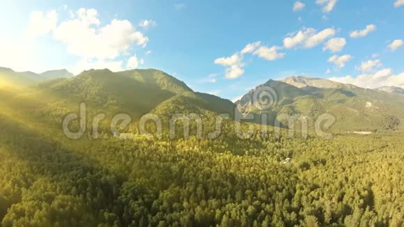 空中射击在森林上空沿着山脉飞行向左转视频的预览图