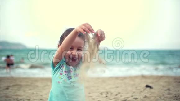 沙滩上的小女孩快乐的小宝宝在沙滩上玩沙子孩子孩子孩子情绪视频的预览图