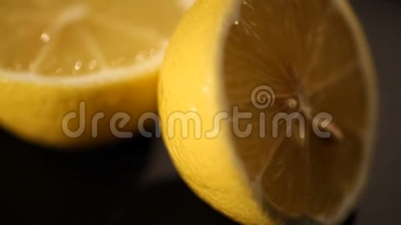 新鲜切制柠檬特写柠檬水或鸡尾酒的多汁成分烹饪视频的预览图