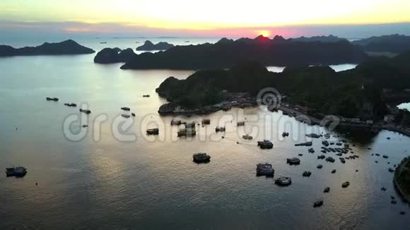 岛上海湾村的房屋和船只的无人机移动视频的预览图