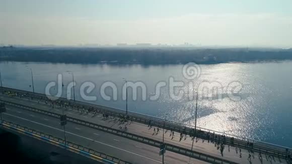 马拉松在桥上跑步多利射击视频的预览图
