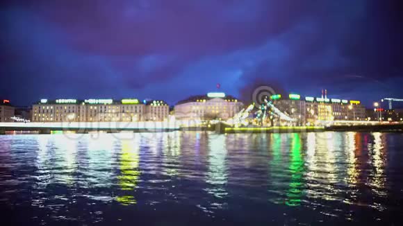 日内瓦美丽的夜景和堤岸水的倒影视频的预览图