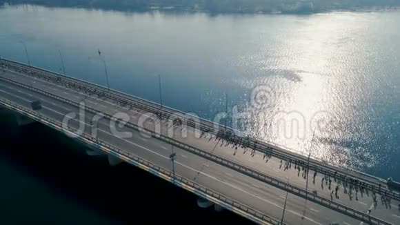 马拉松在桥上跑步多利射击视频的预览图