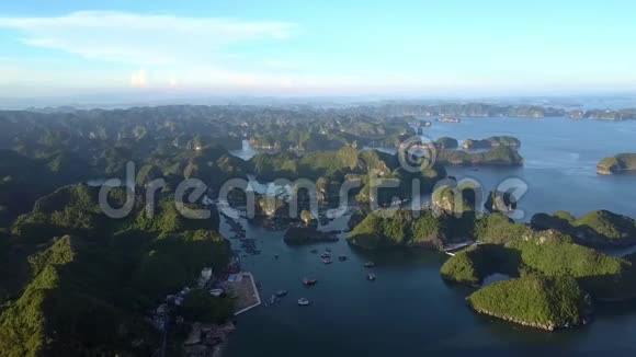 带悬崖群岛和日落天空的上全景海湾视频的预览图