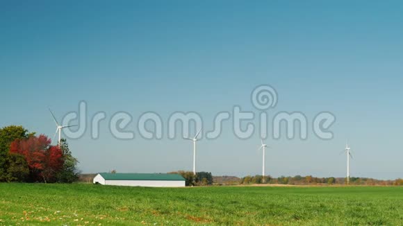 农业独立供电典型农场和电梯附近的风力涡轮机视频的预览图