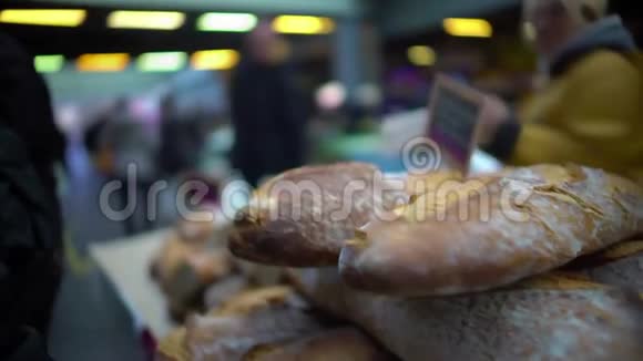 男性顾客在市场上购买新鲜出炉的面包健康的生活方式和食物视频的预览图