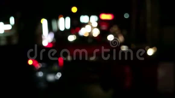夜城街道交通车和闪烁道路施工灯视频的预览图