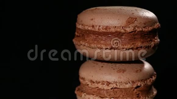 传统意大利通心粉饼干加甜巧克力和焦糖馅视频的预览图