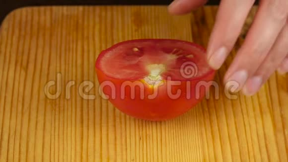 女人在砧板上切番茄做沙拉或榨汁健康的食物和节食的概念慢动作视频的预览图