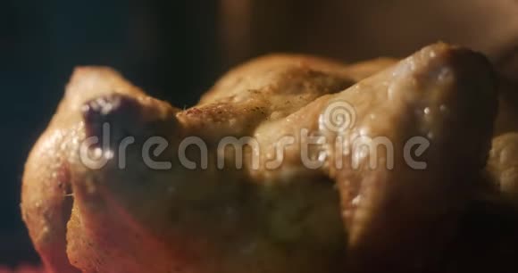 用香料在烤箱中准备全炸脆鸡在电炉中煮熟视频的预览图